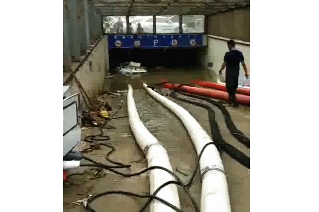 二環(huán)支路沙口路，山東消防兩臺，我們?nèi)_潛水泵同時運(yùn)行，一切正常了